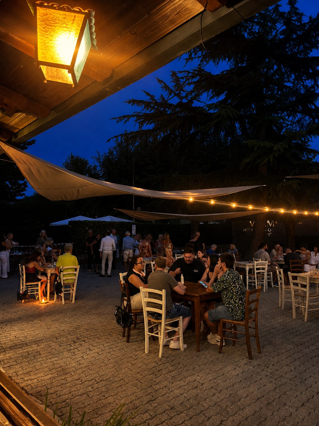 Il dehors di Pop Pizza illuminato la sera