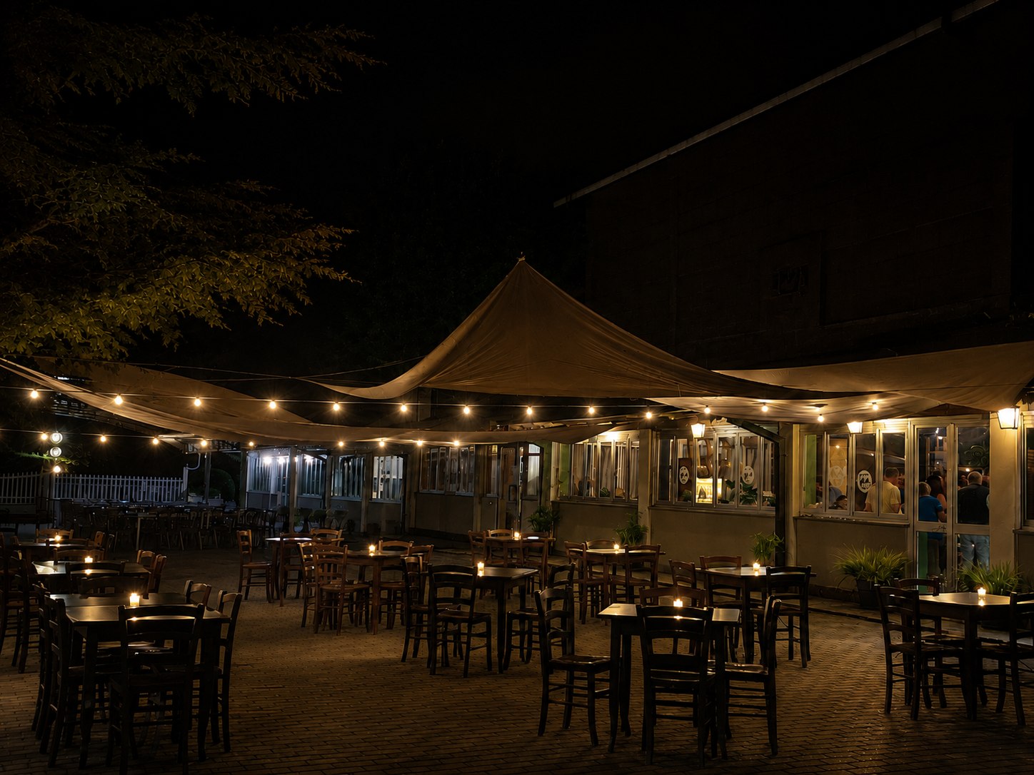 I tavoli esterni di Pop Pizza sotto le luci