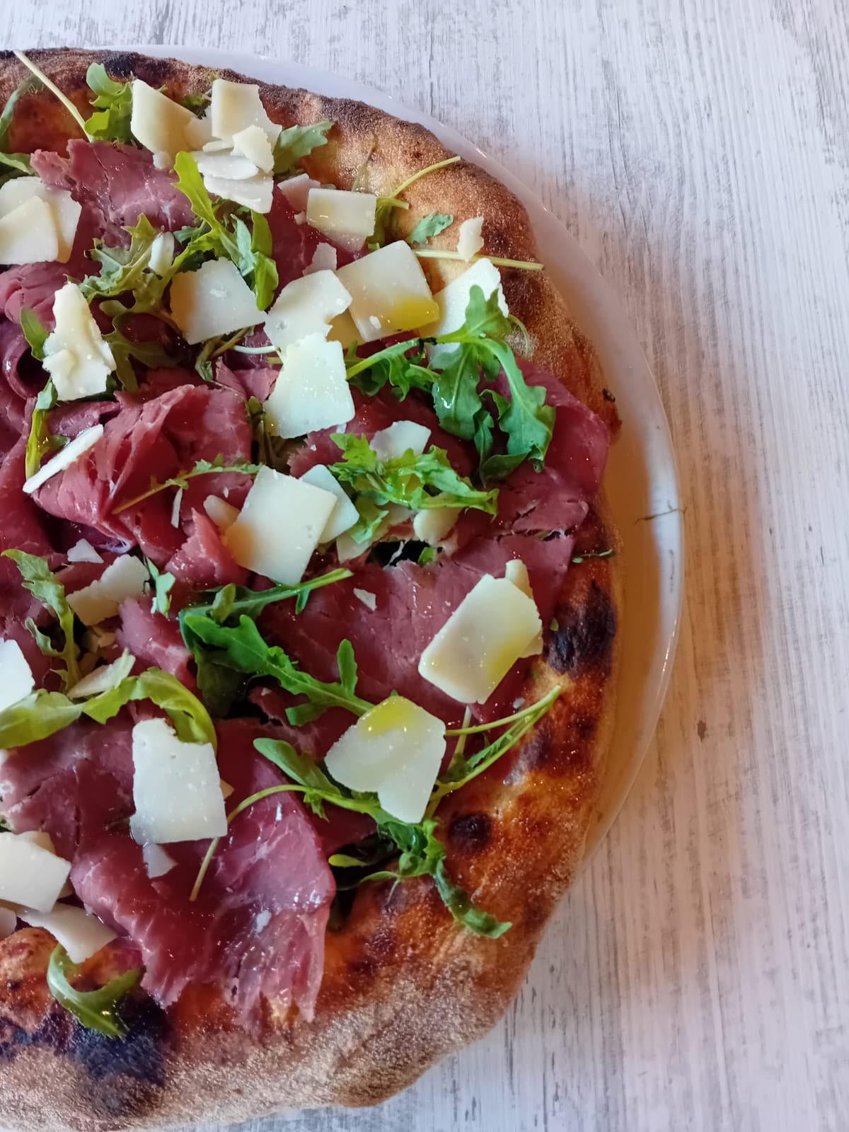 Pizza speciale con ingredienti freschi