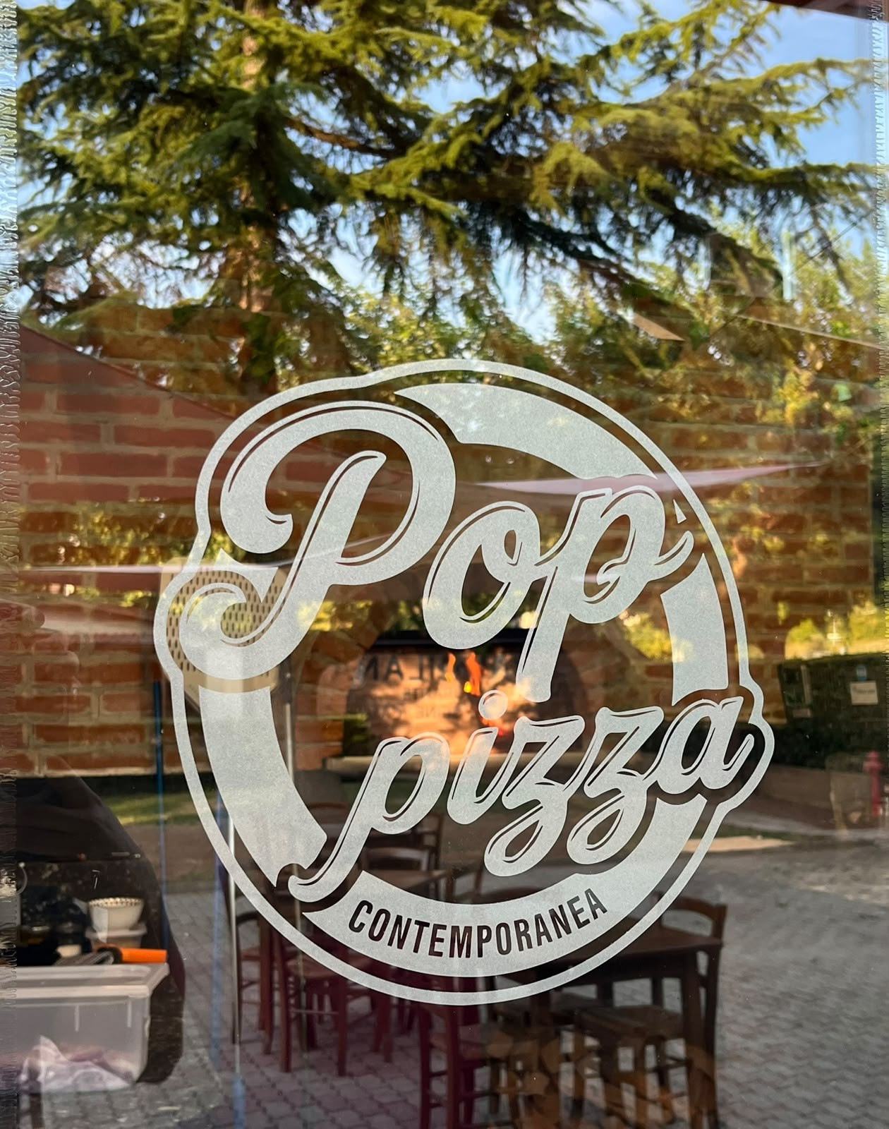 Il logo Pop Pizza sulla vetrina del locale
